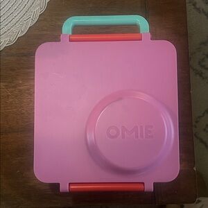 Omie Pink Kids Lunchbox